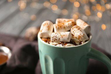 Hatmi masada, closeup ile lezzetli sıcak çikolata bir fincan