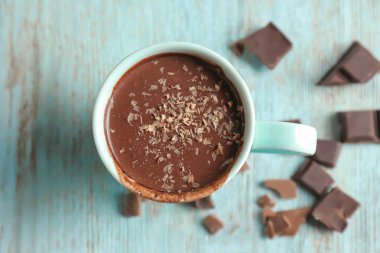 Ahşap masa, üstten görünüm üzerinde sıcak çikolata