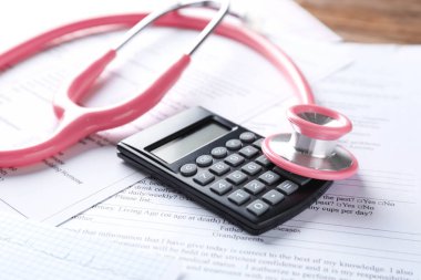 Stetoskop belgelerde makinesiyle. Sağlık kavramı