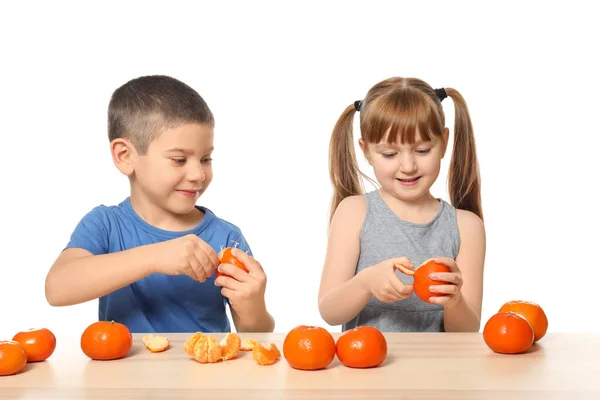 Aranyos Kis Gyerekek Citrusfélék Asztalnál Eszik Fehér Háttér — Stock Fotó