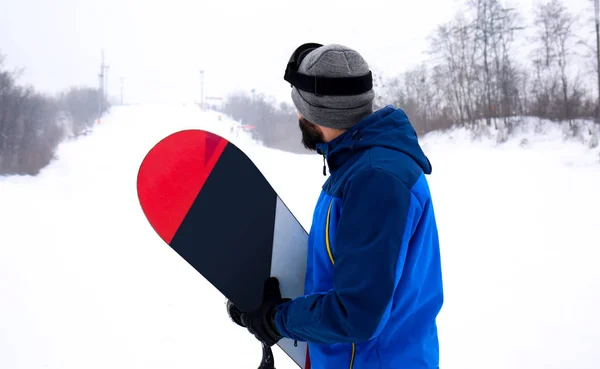 Αρσενικό Snowboarder Πλαγιά Στο Χειμερινό Θέρετρο — Φωτογραφία Αρχείου