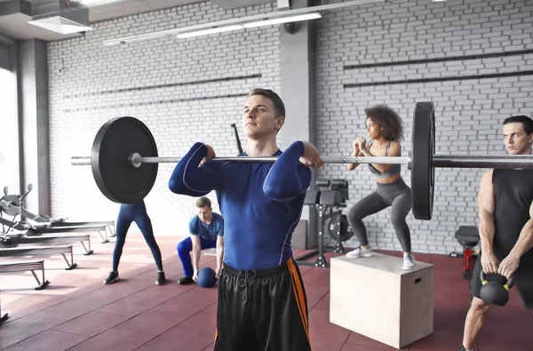 Entrenamiento Deportistas Una Sala Pesas — Foto de Stock