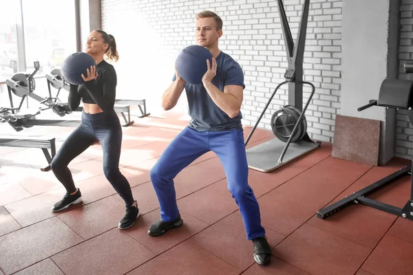 Ung Sportig Par Arbetar Tillsammans Gym — Stockfoto