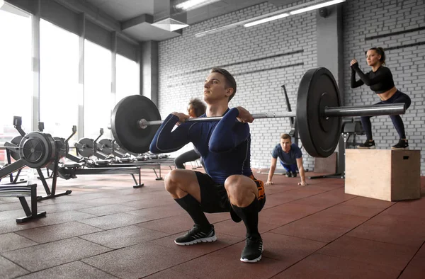 Sporty Man Training Weight Room — Stock Photo, Image