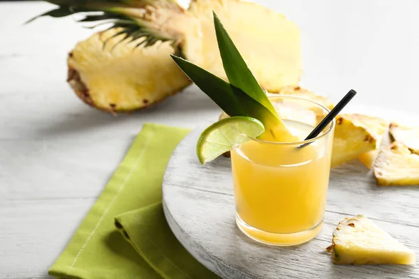 Glass Pineapple Juice Wooden Tray — Stock Photo, Image