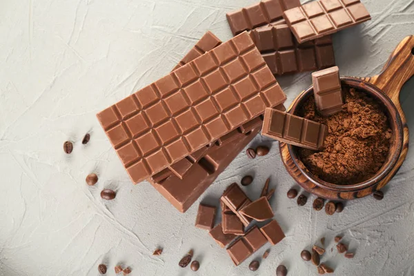 Komposition Mit Kakaopulver Und Schmackhafter Schokolade Auf Grauem Hintergrund Ansicht — Stockfoto