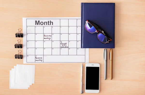 Composición Con Teléfono Móvil Cuaderno Calendario Sobre Fondo Madera —  Fotos de Stock