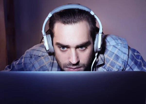 Young Man Playing Video Games Laptop Home — Stock Photo, Image