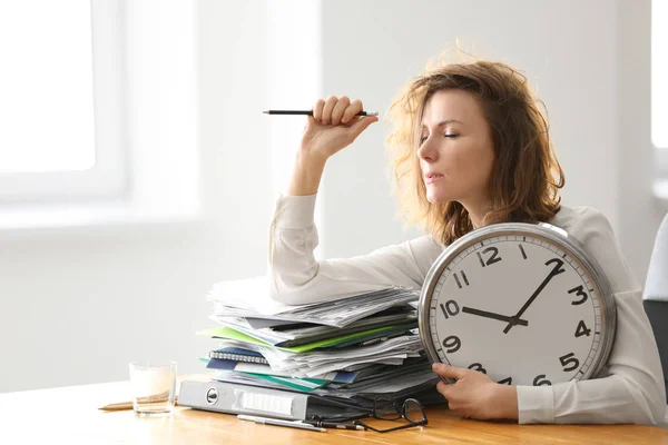 Mujer Madura Cansada Con Reloj Mesa Oficina Concepto Gestión Del —  Fotos de Stock