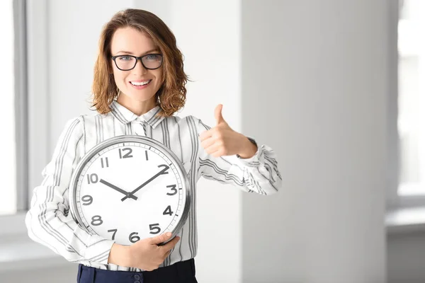 Mujer Madura Con Reloj Oficina Concepto Gestión Del Tiempo —  Fotos de Stock