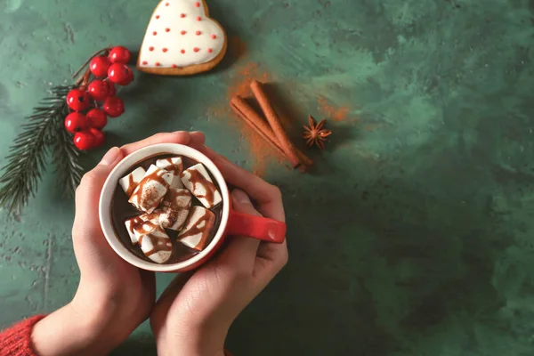 Mani Femminili Possesso Tazza Cioccolata Calda Con Marshmallow Sfondo Colore — Foto Stock