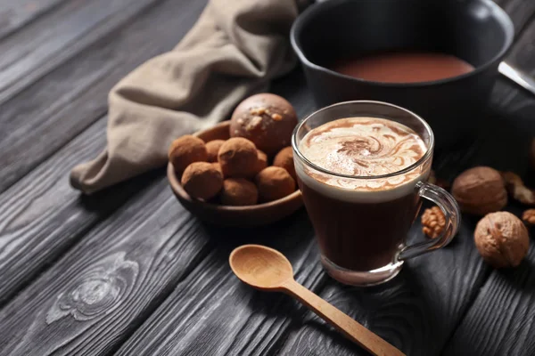 Copa Sabroso Chocolate Caliente Con Caramelos Nueces Mesa Madera Oscura — Foto de Stock