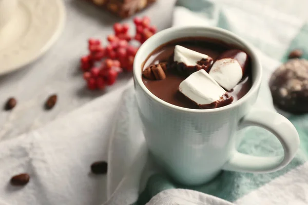 Taza Sabroso Chocolate Caliente Con Malvavisco Mesa — Foto de Stock