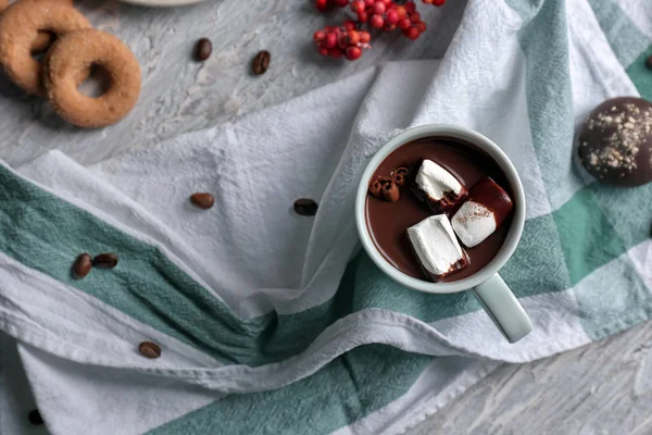 Bögre Finom Forró Csokoládé Marshmallow Asztalon Felülnézet — Stock Fotó