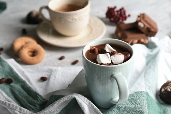 Caneca Chocolate Quente Saboroso Com Marshmallow Mesa — Fotografia de Stock