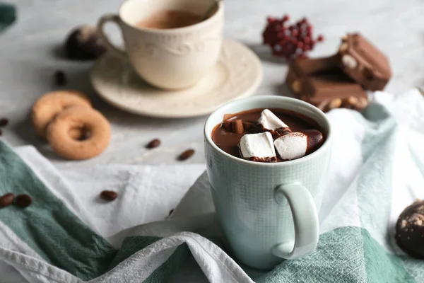 Taza Sabroso Chocolate Caliente Con Malvavisco Mesa — Foto de Stock