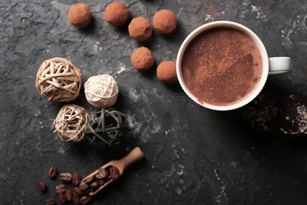 Tasse Leckere Heiße Schokolade Und Süßigkeiten Auf Dunklem Hintergrund — Stockfoto