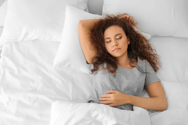 Rano Młoda Kobieta African American Spanie Łóżku — Zdjęcie stockowe