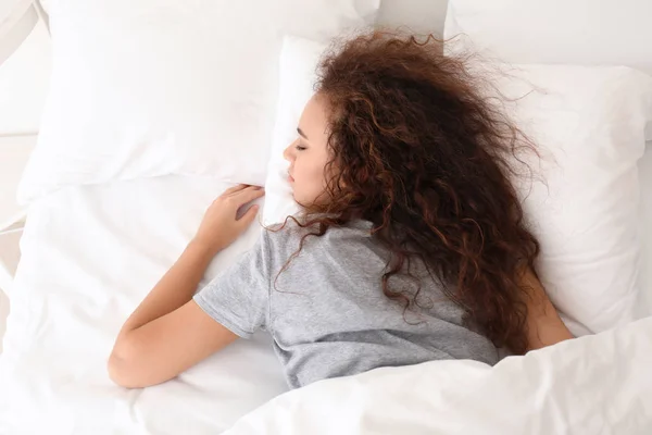 Reggel Fiatal Afro Amerikai Alszik Ágyban — Stock Fotó
