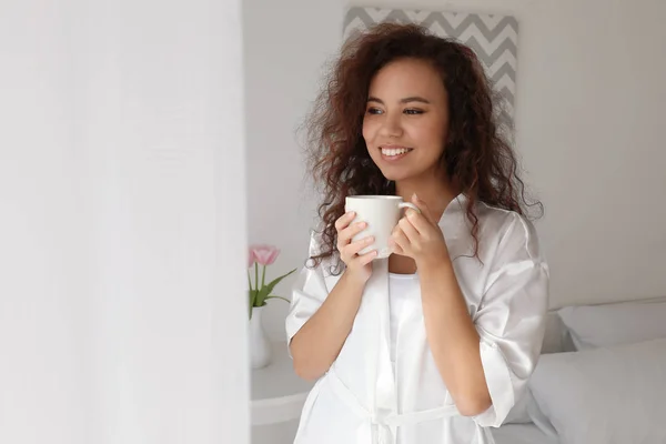 Morgen Der Schönen Afrikanisch Amerikanischen Frau Die Hause Kaffee Trinkt — Stockfoto