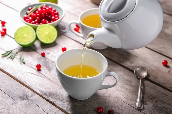 Verter Verde Una Taza Cerámica Sobre Una Mesa Madera — Foto de Stock