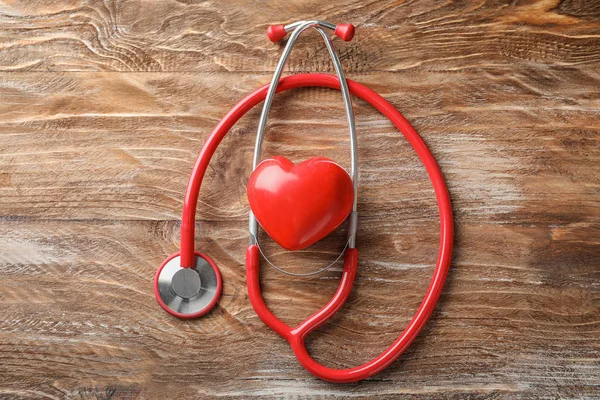Estetoscopio Con Corazón Rojo Sobre Fondo Madera Concepto Salud —  Fotos de Stock