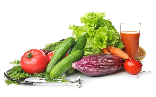 Свежие Овощи Стетоскопом Белом Фоне Концепция Здорового Питания — стоковое фото
