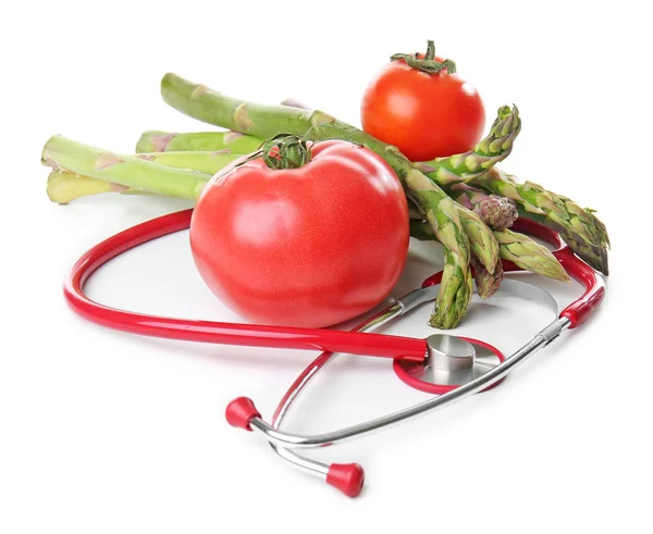 新鲜蔬菜与听诊器在白色背景 健康食品概念 — 图库照片
