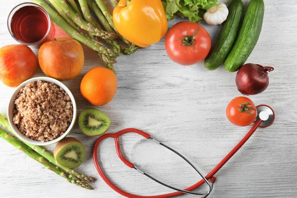 Rama Wykonana Stetoskop Świeżych Owoców Warzyw Podłoże Drewniane Zdrowe Jedzenie — Zdjęcie stockowe