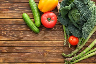 Ahşap arka plan üzerinde çeşitli sebze. Sağlıklı gıda kavramı