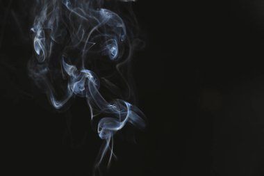 Koyu arkaplanda beyaz duman