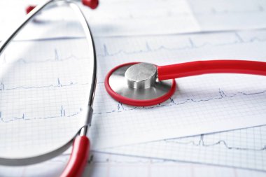 Stetoskop ile cardiograms, portre. Sağlık kavramı
