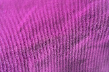 Mor kumaşın dokusu, yakın plan.