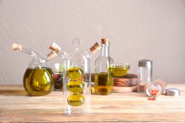 Açık renkli karşı masada Zeytinyağlı güzel kompozisyon