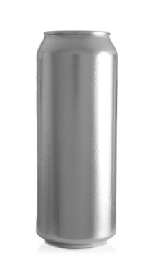 Alüminyum kutu beyaz zemin üzerine soğuk bira