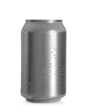 Alüminyum kutu beyaz zemin üzerine soğuk bira