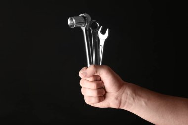 El erkek araba mekanik araçlarla siyah arka plan üzerine