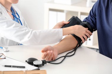 Erkek adam hastanede kan basıncı ölçme doktor