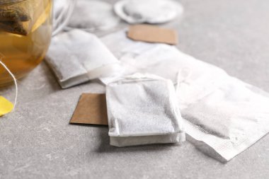 Tablo farklı çay poşetleri