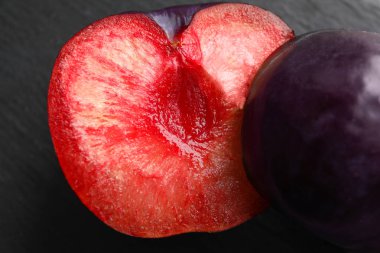 Erik koyu arka planda, closeup yarısı