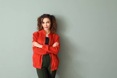 Renk arka plan üzerinde rahat kıyafetler şık genç kadın