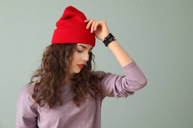 Renk arka plan üzerinde rahat kıyafetler şık genç kadın