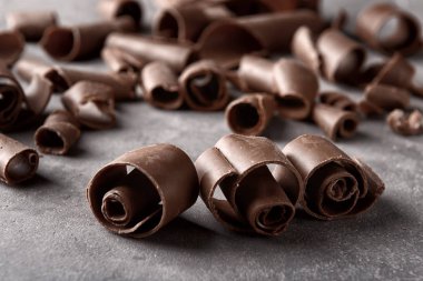 Çikolata gri arka plan üzerinde closeup bukleler