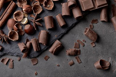 Gri zemin üzerine fındık ile çikolata bukleler