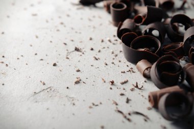 Işık arka plan üzerinde çikolata bukleler