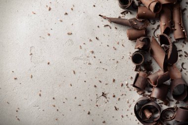 Işık arka plan üzerinde çikolata bukleler