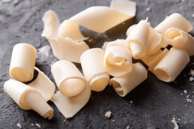 Çikolata gri dokulu arka plan üzerinde bukleler