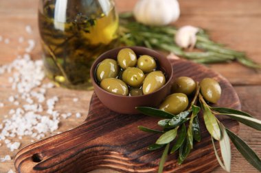 Ahşap masa üzerinde konserve zeytin ile kompozisyon