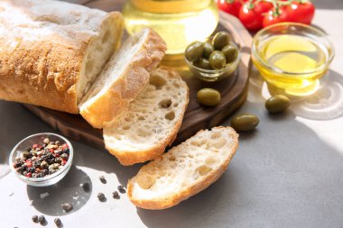 Zeytin yağı ile taze ekmek ve baharat masada