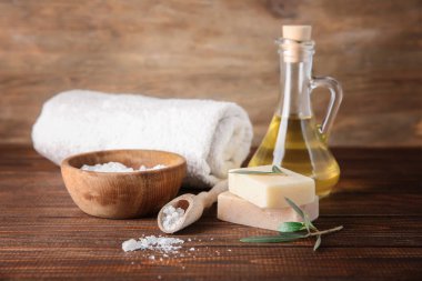 Zeytinyağı ve ahşap masa üzerinde deniz tuzu ile doğal sabun